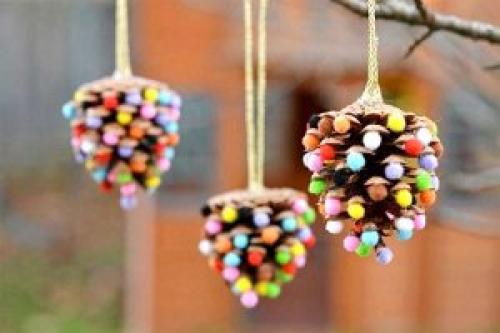 Поделки из шишек. Детские украшение