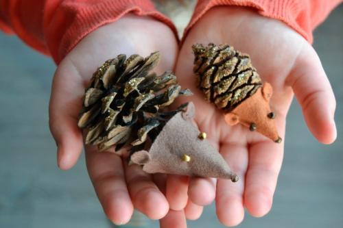 Поделка ежик из шишек. Ежик из еловых и сосновых шишек —, как сделать поделку в детский сад или школу. Мастер-классы и идеи