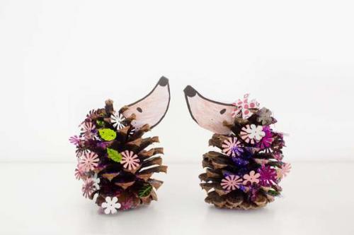 Поделка ежик из шишек. Ежик из еловых и сосновых шишек —, как сделать поделку в детский сад или школу. Мастер-классы и идеи