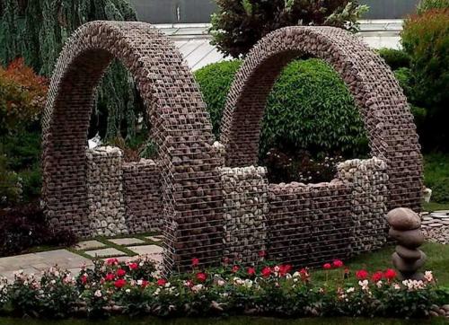 Арка из растений в парке. Виды материалов арки для цветов и вьющихся растений