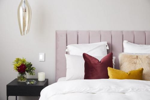 Высота подвесной прикроватной тумбы. Подвесные тумбы в спальню — размещение мебели, советы по выбору цвета, дизайна и формы (125 фото новинок)