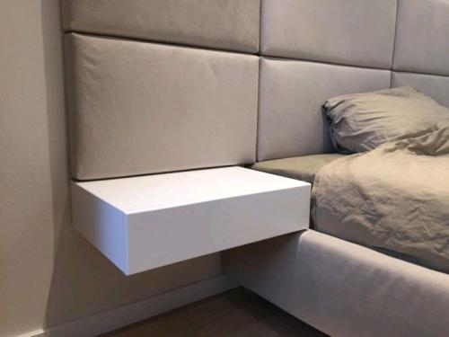 Высота подвесной прикроватной тумбы. Подвесные тумбы в спальню — размещение мебели, советы по выбору цвета, дизайна и формы (125 фото новинок)