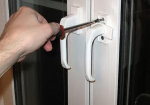 Если проворачивается ручка на пластиковом окне. Если ручка не до конца не проворачивается 03