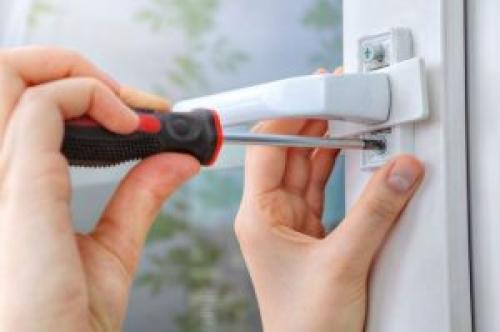 Если проворачивается ручка на пластиковом окне. Если ручка не до конца не проворачивается 02