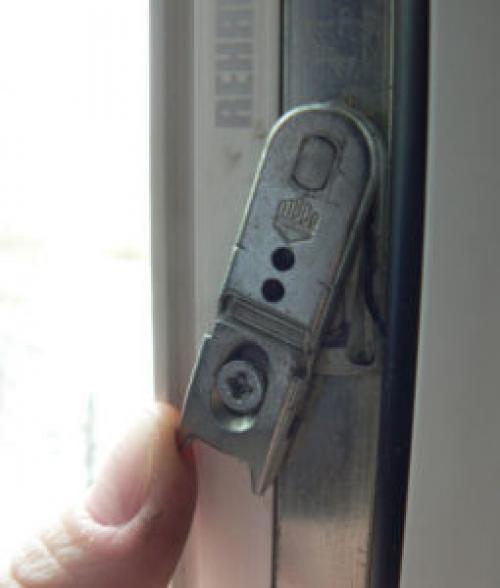 Ручка на пластиковом окне прокручивается и не закрывается. Заклинила ручка в открытом положении окна, ручка не поворачивается, окно не закрывается