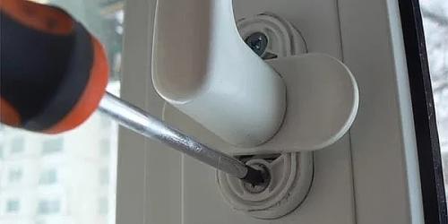 Стала туго поворачиваться ручка пластикового окна. Заклинила ручка в открытом положении окна, ручка не поворачивается, окно не закрывается 16 Стала туго поворачиваться ручка пластикового окна. Заклинила ручка в открытом положении окна, ручка не поворачивается, окно не закрывается 16