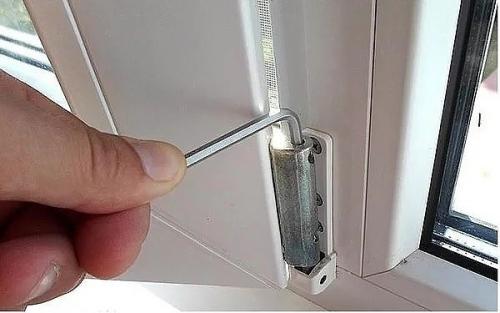 Стала туго поворачиваться ручка пластикового окна. Заклинила ручка в открытом положении окна, ручка не поворачивается, окно не закрывается 13 Стала туго поворачиваться ручка пластикового окна. Заклинила ручка в открытом положении окна, ручка не поворачивается, окно не закрывается 13