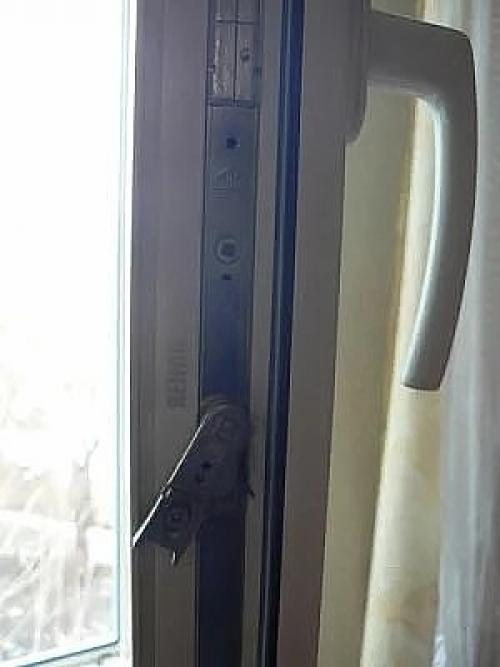 Стала туго поворачиваться ручка пластикового окна. Заклинила ручка в открытом положении окна, ручка не поворачивается, окно не закрывается 14 Стала туго поворачиваться ручка пластикового окна. Заклинила ручка в открытом положении окна, ручка не поворачивается, окно не закрывается 14