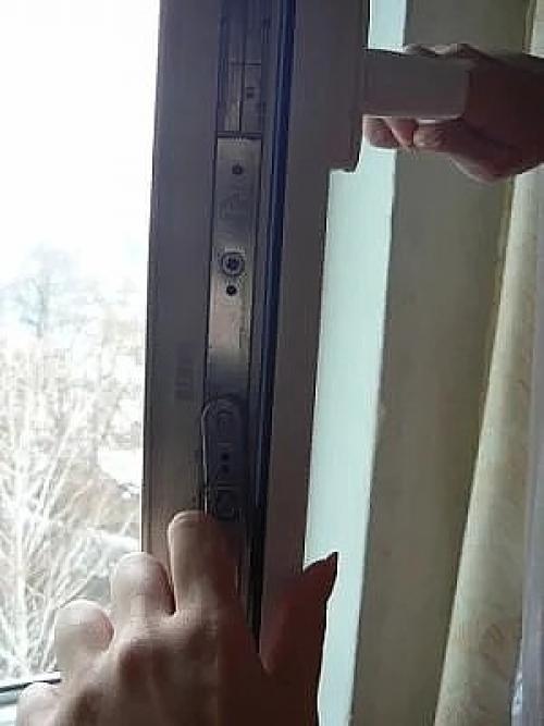 Стала туго поворачиваться ручка пластикового окна. Заклинила ручка в открытом положении окна, ручка не поворачивается, окно не закрывается 15 Стала туго поворачиваться ручка пластикового окна. Заклинила ручка в открытом положении окна, ручка не поворачивается, окно не закрывается 15