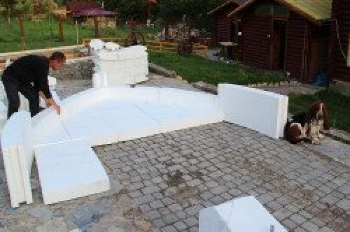 Как своими руками возвести дом из пенопласта. Нужный инструмент и подготовка фундамента 01