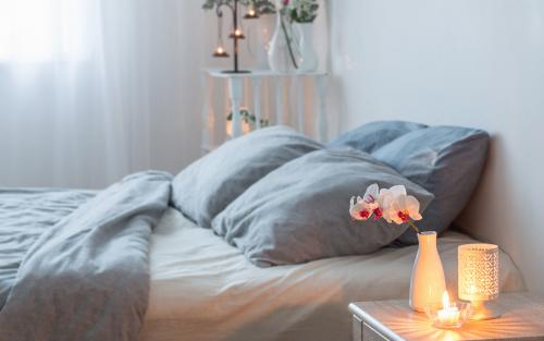 Какие дополнительные аксессуары можно приобрести для прикроватных тумб. 5 предметов, которые нужно поставить на прикроватную тумбочку