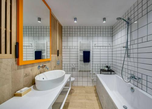 Ванная комната в едином стиле: открытие для отделки стены 1 плиткой от пола до потолка 01 Ванная комната в едином стиле: открытие для отделки стены 1 плиткой от пола до потолка 01