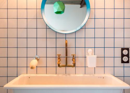 Ванная комната в едином стиле: открытие для отделки стены 1 плиткой от пола до потолка 02 Ванная комната в едином стиле: открытие для отделки стены 1 плиткой от пола до потолка 02