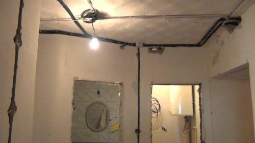 Как правильно обрабатывать выключатели и розетки на стене ванной комнаты при отделке 1 плиткой от пола до потолка. Составление схемы монтажа электропроводки