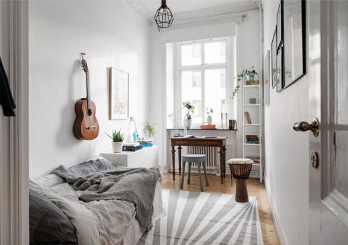 Как поставить диван и одно кресло в маленькой комнате. Способы расстановки