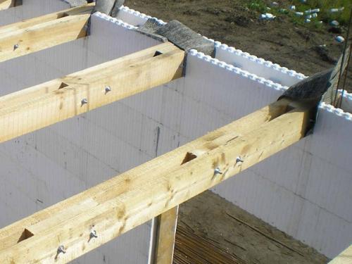 Какие факторы влияют на выбор технологии монтажа деревянных перекрытий. Монтаж деревянных перекрытий. Конструкции, совмещенные и не совмещенные со стропильной фермой. Сооружение настила и утепление