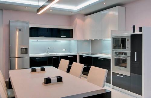 Кухни в современном стиле угловые. Угловая кухня 2023: фото дизайна интерьера маленькой угловой кухни в современном стиле, с гарнитуром, холодильником и спальным местом