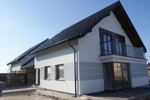 Фото фронтонов двухскатных крыш частных домов. Практичная эстетика: фронтоны с балконами и террасами