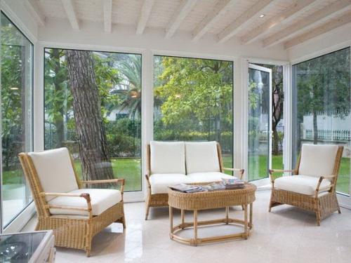 Фото фронтонов двухскатных крыш частных домов. Практичная эстетика: фронтоны с балконами и террасами