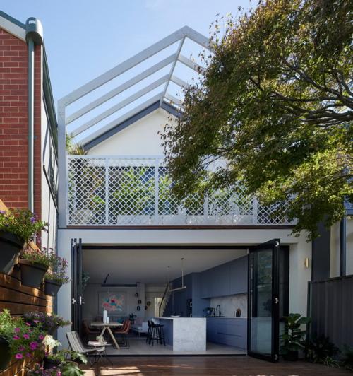 Фото фронтонов двухскатных крыш частных домов. Практичная эстетика: фронтоны с балконами и террасами