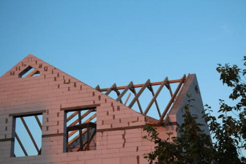 Фронтон двускатной крыши. Стропильная система с фронтонами: пошаговая схема по возведению двухскатной крыши своими руками с тремя фронтонами