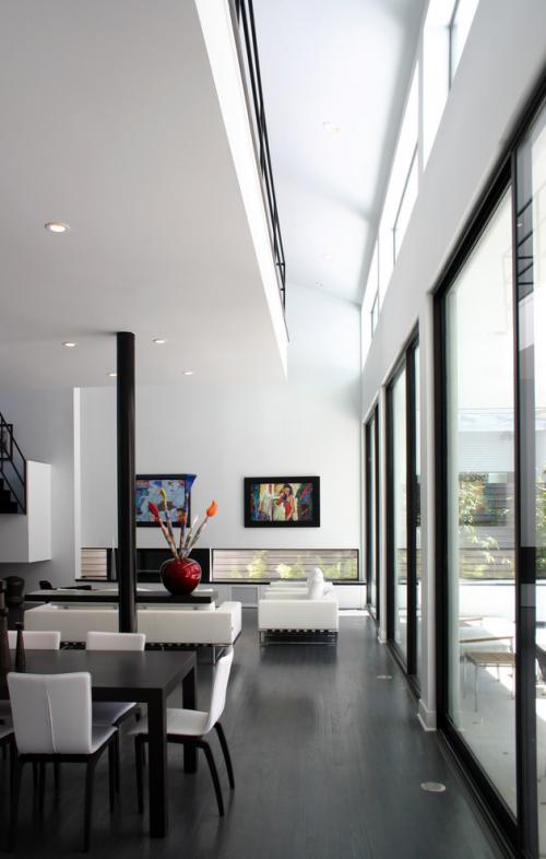 Какие виды окон и дверей наиболее подходящие для жизни на такой высоте. Окно на уровне глаз сидящего человека