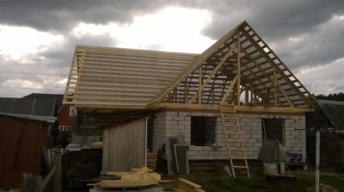 Фронтон двускатной крыши. Стропильная система с фронтонами: пошаговая схема по возведению двухскатной крыши своими руками с тремя фронтонами