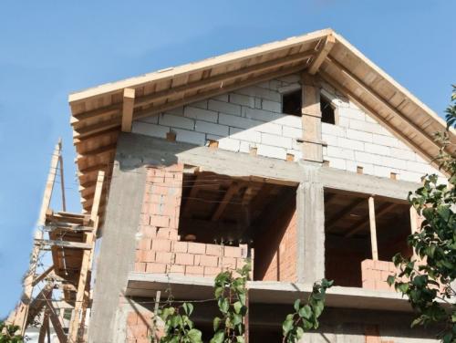 Фронтон двускатной крыши. Стропильная система с фронтонами: пошаговая схема по возведению двухскатной крыши своими руками с тремя фронтонами