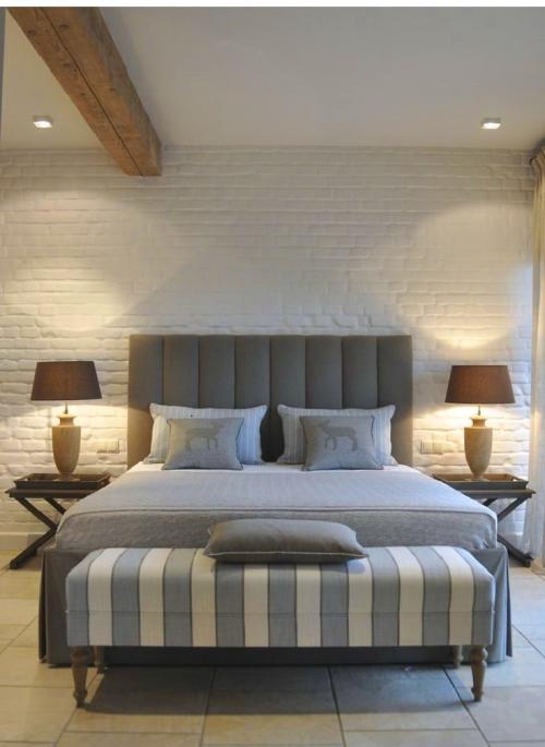 С чем сочетать белый кирпич в интерьере. Белые кирпичные стены в интерьере дома