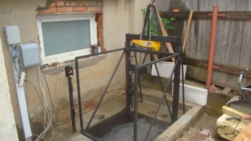 Какие преимущества имеет подъемная конструкция надпола над подвалом. Как сделать механизм подъема грузов из погреба: особенности и этапы работы
