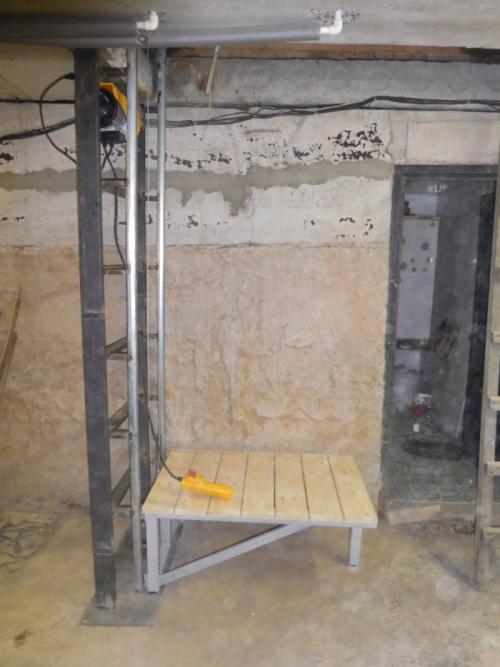 Какие преимущества имеет подъемная конструкция надпола над подвалом. Как сделать механизм подъема грузов из погреба: особенности и этапы работы