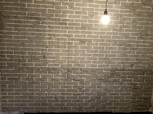 Кирпичная стена своими руками. Стена под кирпич из штукатурки своими руками