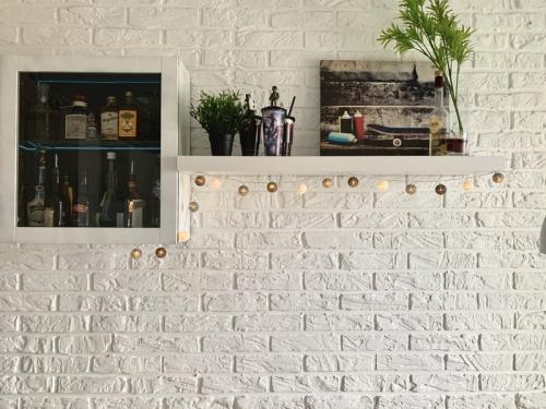 Кирпичная стена своими руками. Стена под кирпич из штукатурки своими руками