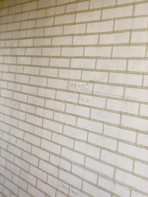 Кирпичная стена своими руками. Стена под кирпич из штукатурки своими руками