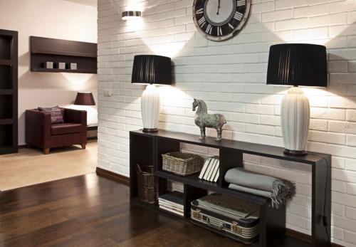 Серые обои и белый кирпич. Преимущества и недостатки