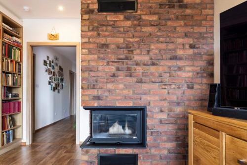 Кирпичная стена в гостиной. Кирпич в гостиной — подойдет ли он для каждого дома?