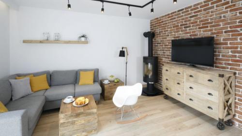 Декоративный кирпич в интерьере гостиной. Кирпич в гостиной — подойдет ли он для каждого дома?