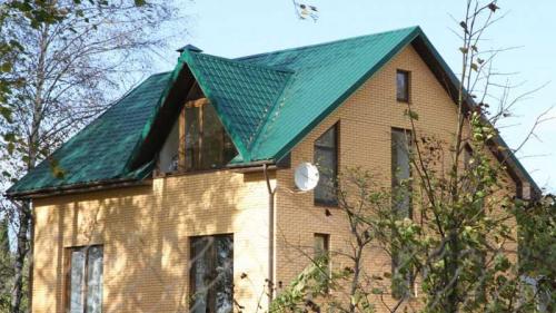 Какие типы металлочерепицы можно использовать для двухскатной крыши.  Выбор цвета и вида полимерного покрытия для кровельного листа черепицы