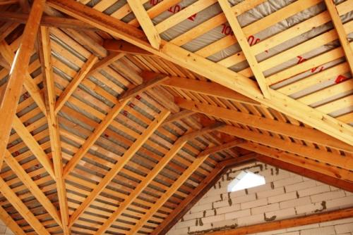 Что такое двухскатная крыша из металлочерепицы. Устройство стропильной системы двускатной крыши под металлочерепицу. Пример расчета расстояния шага стропил