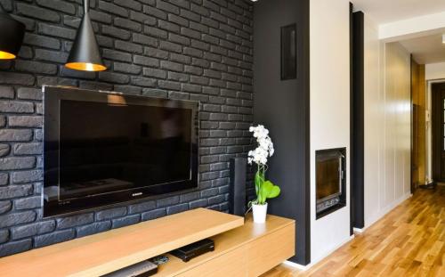 Сочетание кирпичной стены и обоев. Преимущества и недостатки