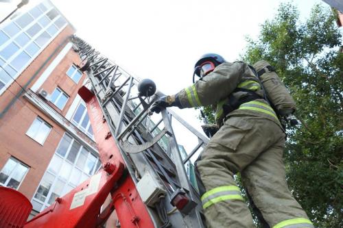 Как человек обеспечивает свою безопасность на таком высоком этаже. А если лестница не дотянется?