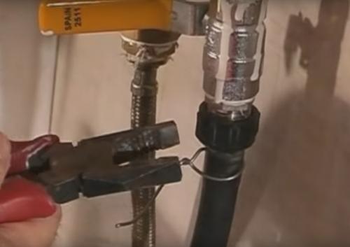 Как вы относитесь к проблеме утечки газа в квартире на первом этаже. Из-за чего возможна и первые признаки