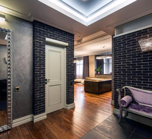 Комбинировать обои под кирпич в прихожей. Декоративный кирпич с обоями в прихожей