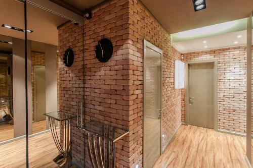 Комбинировать обои под кирпич в прихожей. Декоративный кирпич с обоями в прихожей