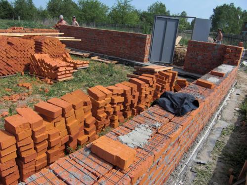 Какой кирпич лучше красный или белый. Из какого кирпича строить дом: красного, белого или желтого?