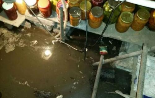 Какие материалы рекомендуется использовать при строительстве погреба при высоком УГВ