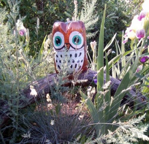 Как можно закрепить сову из пластиковых бутылок на даче или в саду