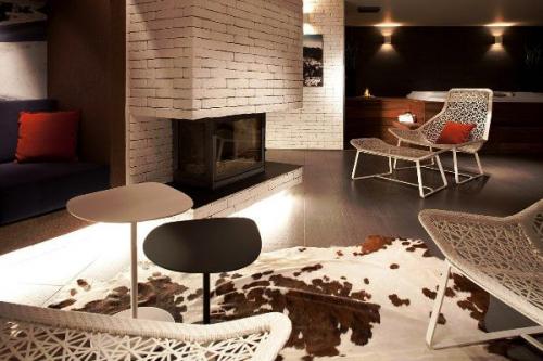 Белый кирпич в интерьере 2022. Белая кирпичная стена в гостиной