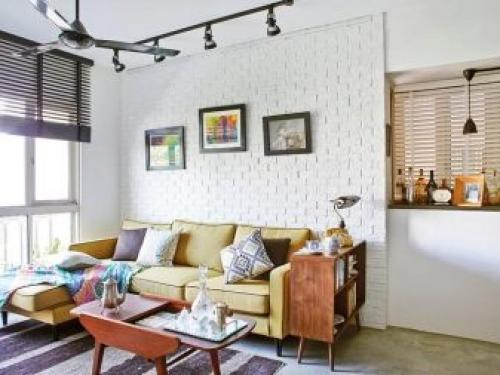 Белая кирпичная стена на кухне. В разных помещениях