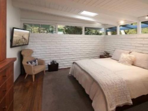 Белая кирпичная стена на кухне. В разных помещениях